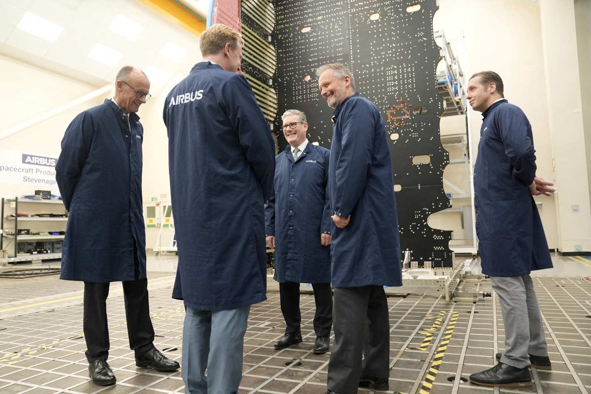 Thủ tướng Anh Keir Starmer và Thủ tướng Đức Friedrich Merz  trong chuyến thăm nhà máy Airbus ở Stevenage, Hertfordshire ngày 17/7 ( Ảnh: Reuters)