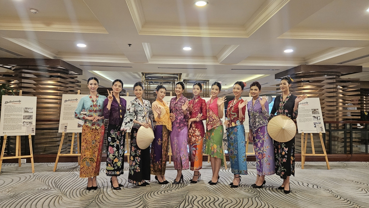 Các người mẫu trình diễn áo kebaya