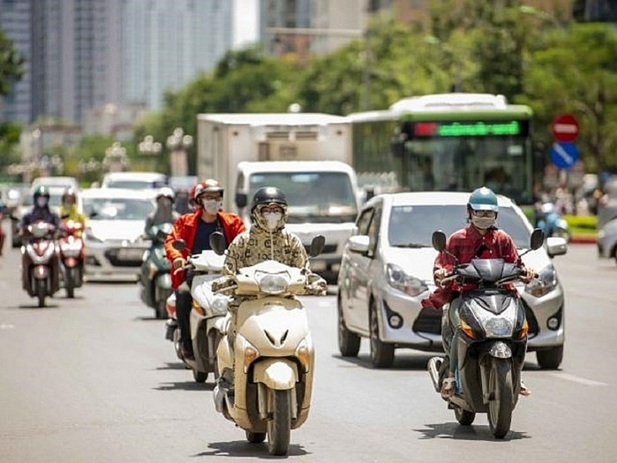 Hà Nội và cả nước ngày nắng nóng, chiều tối mưa lớn
