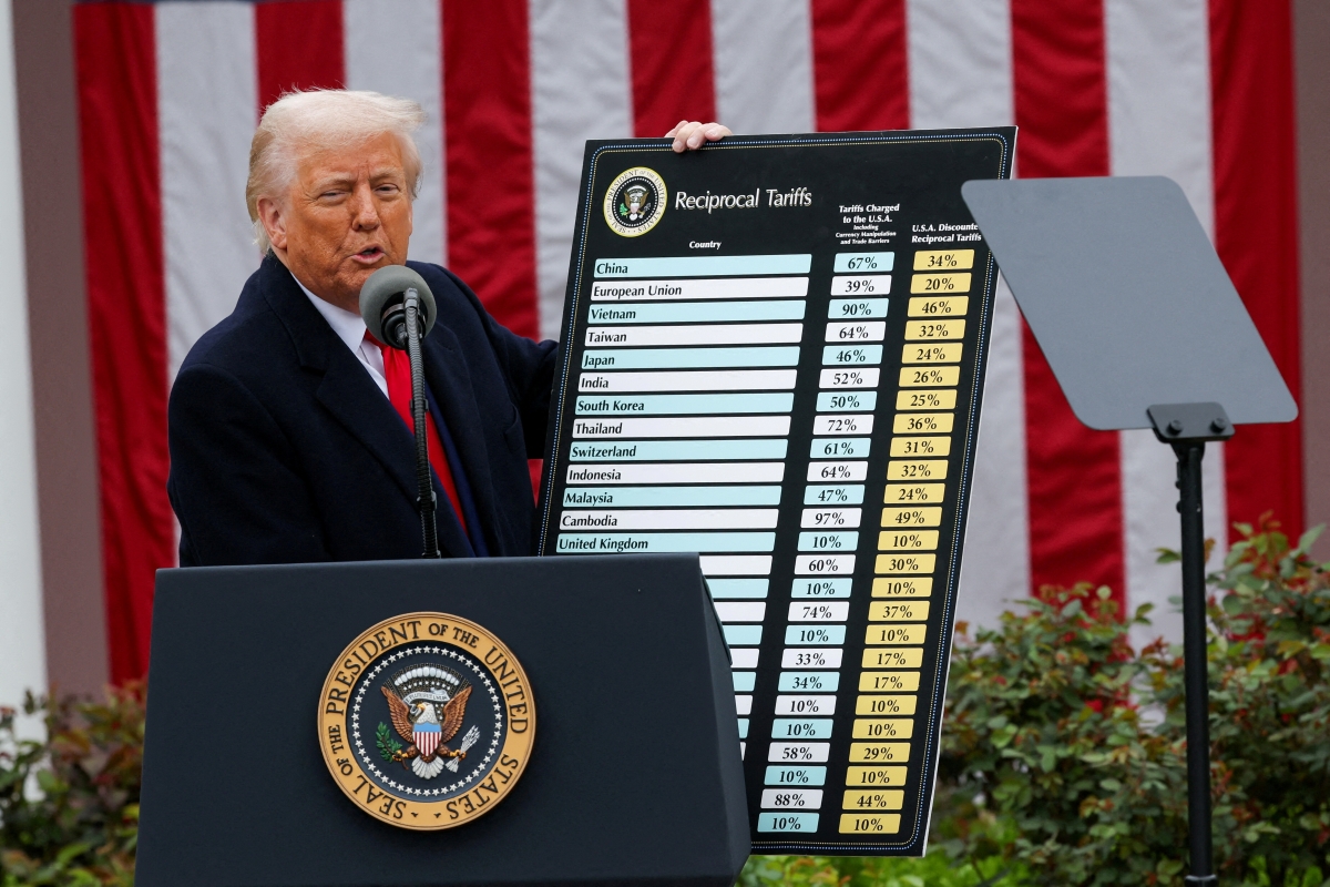 Tổng thống Donald Trump và bảng danh sách các quốc gia bị áp thuế nhập khẩu đối ứng mới tại Vườn Hồng, Nhà Trắng. Ảnh: Reuters.