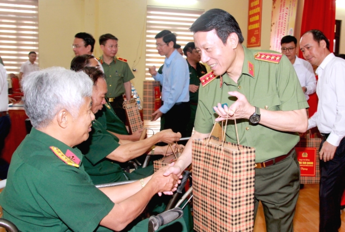 Bộ trưởng Bộ Công an Lương Tam Quang tặng quà các thương, bệnh binh Trung tâm điều dưỡng người có công tỉnh Phú Thọ