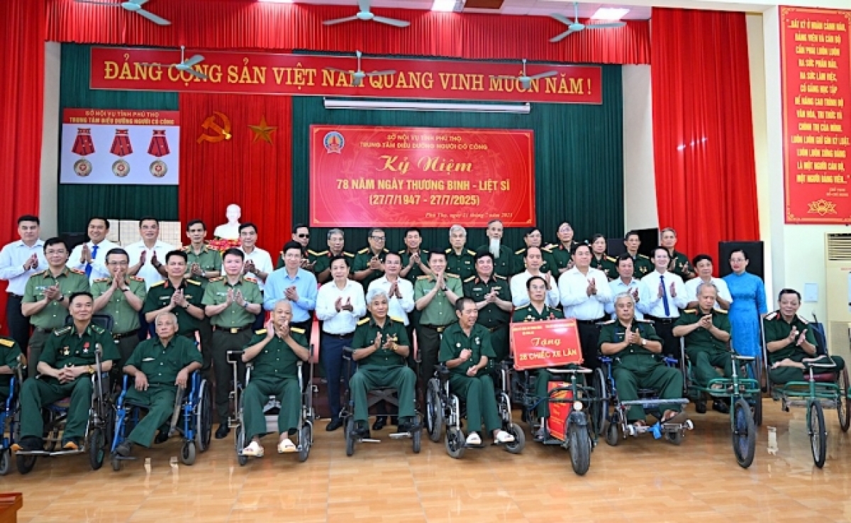 Bộ trưởng Lương Tam Quang cùng lãnh đạo tỉnh Phú Thọ tặng quà và chụp ảnh cùng các thương, bệnh binh