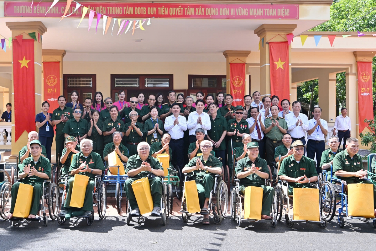 Chủ tịch nước Lương Cường cùng các đại biểu chụp ảnh cùng các thương, bệnh binh