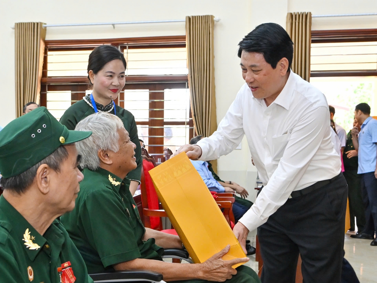 Chủ tịch nước Lương Cường tặng quà cho các thương, bệnh binh tại Trung tâm điều dưỡng Duy Tiên