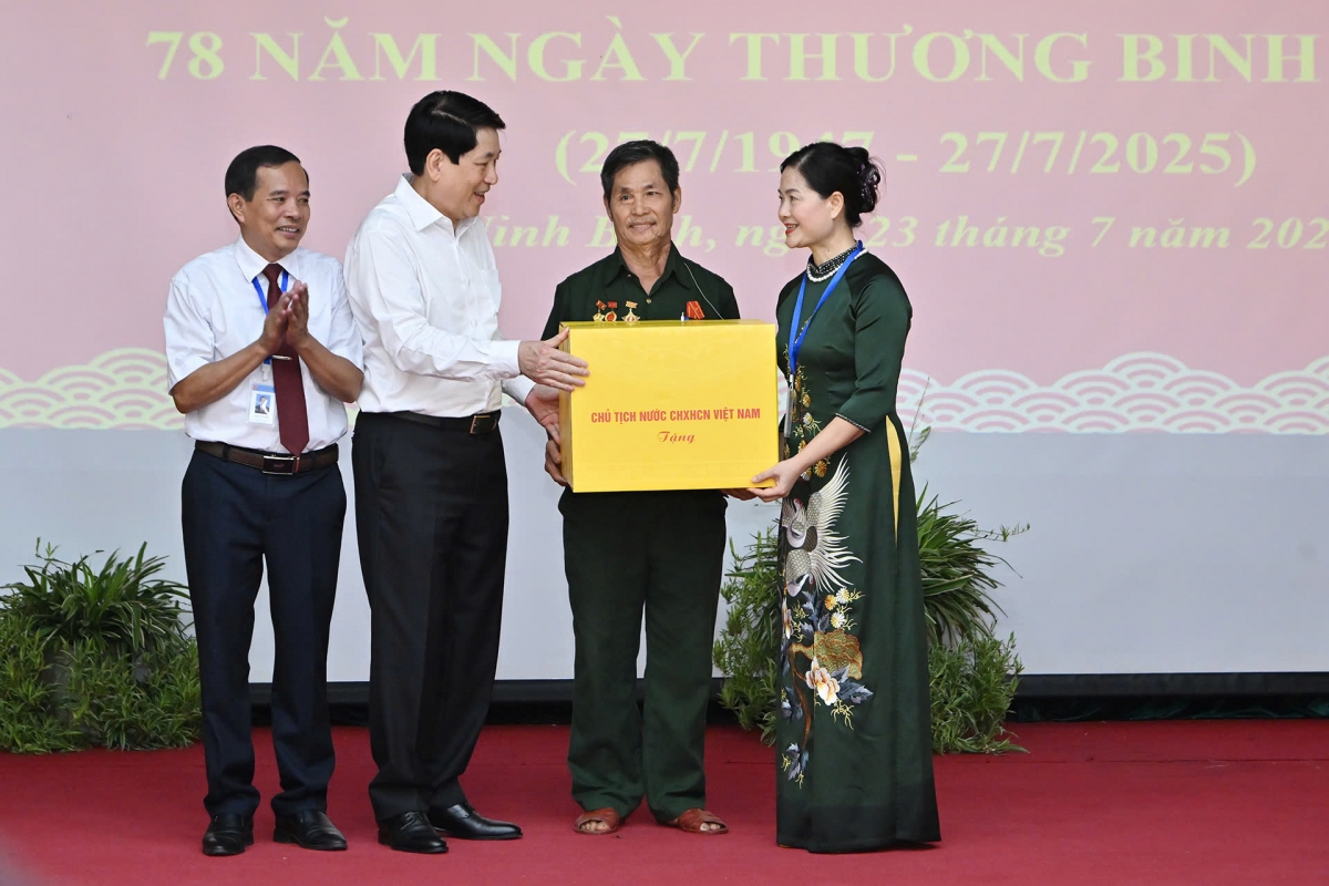 Chủ tịch nước Lương Cường tặng quà Trung tâm điều dưỡng thương binh Duy Tiên