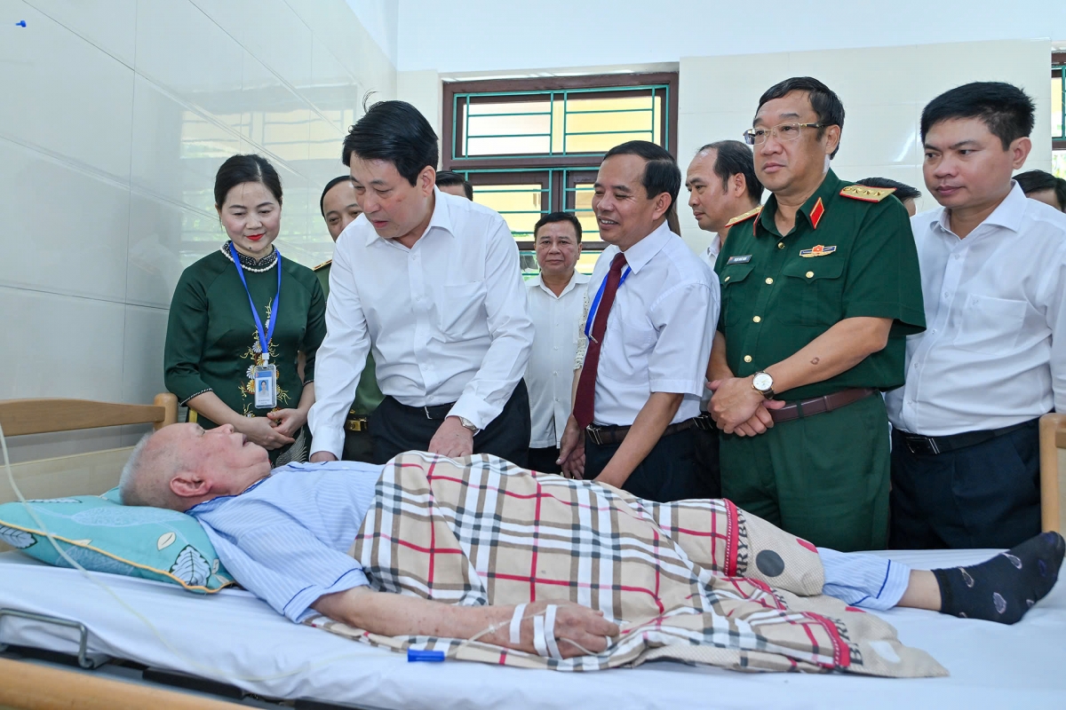 Chủ tịch nước Lương Cường thăm thương binh nặng tại Trung tâm điều dưỡng Duy Tiên