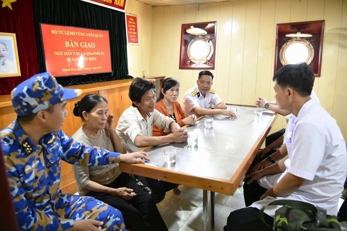 Đại tá Đỗ Văn Sơn, đại diện chỉ huy Lữ đoàn 955, đã trực tiếp thăm hỏi, động viên gia đình ngư dân bị bệnh