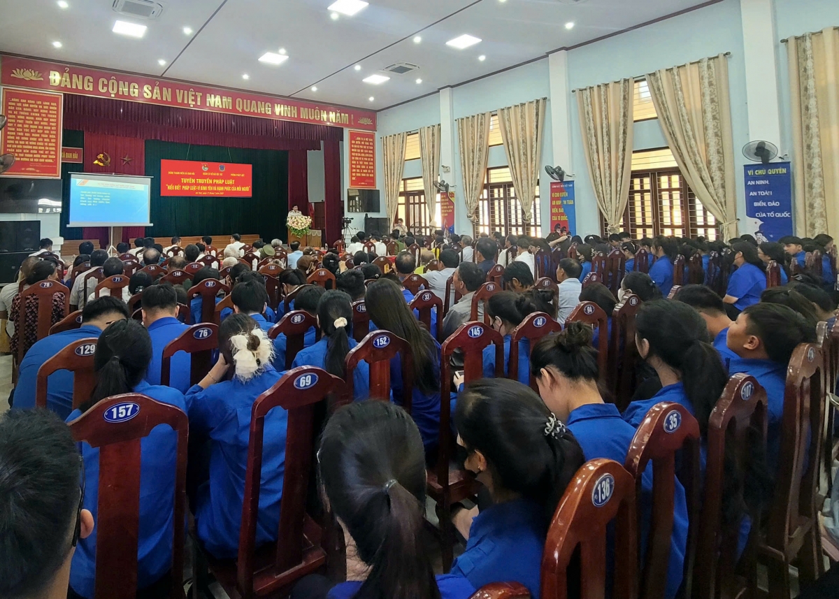 Buổi tuyên truyền thu hút hơn 300 đoàn viên thanh niên và người dân tham gia