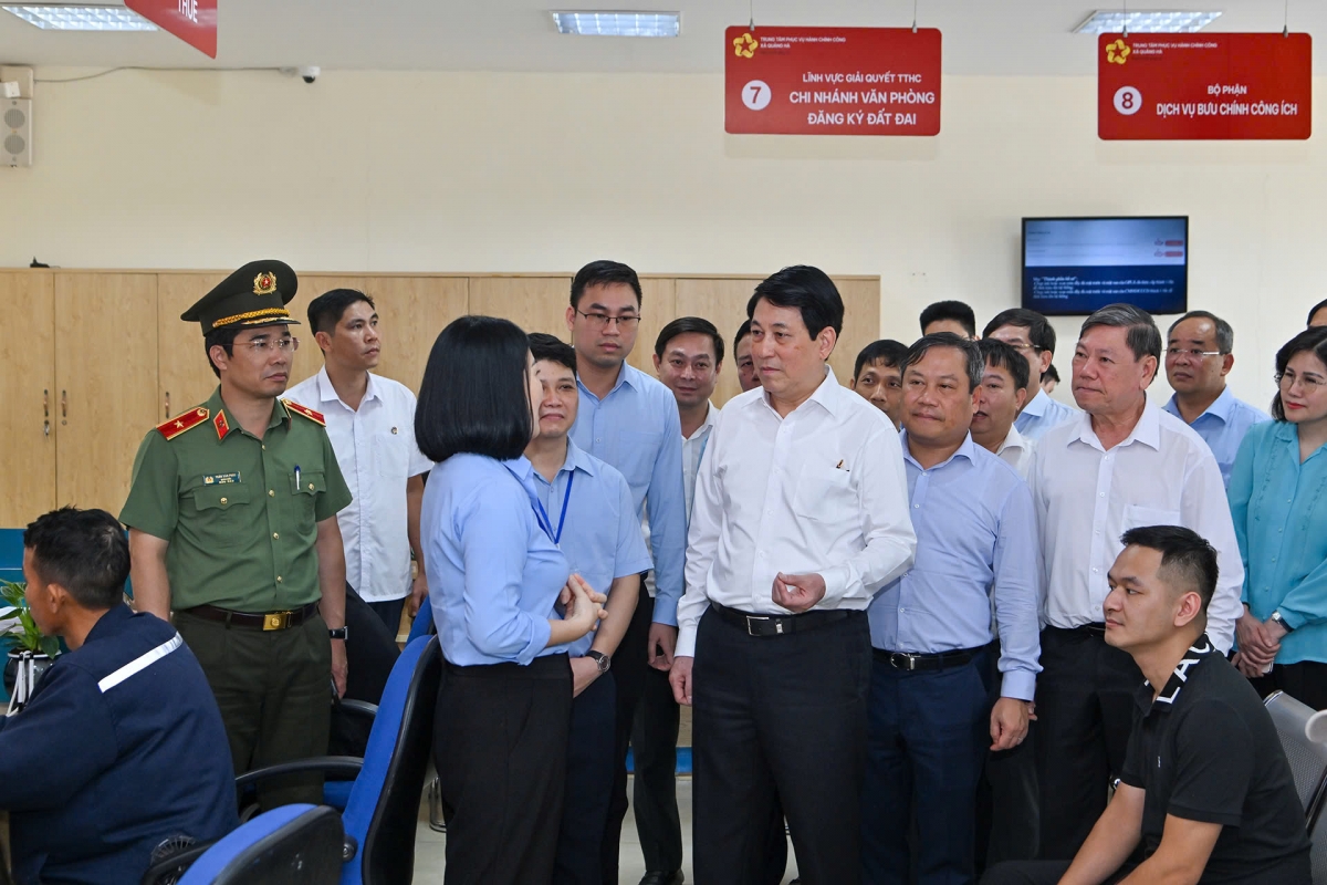 Chủ tịch nước Lương Cường thăm và kiểm tra hoạt động Trung tâm phục vụ hành chính công xã Quảng Hà, tỉnh Quảng Ninh