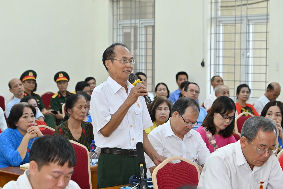 Đảng viên Chi bộ thôn Quảng Chính 6 phát biểu tại buổi sinh hoạt chi bộ