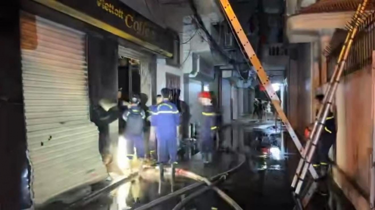 Lực lượng chức năng đã đưa 5 người bị mắc kẹt trong đám cháy ra ngoài an toàn.