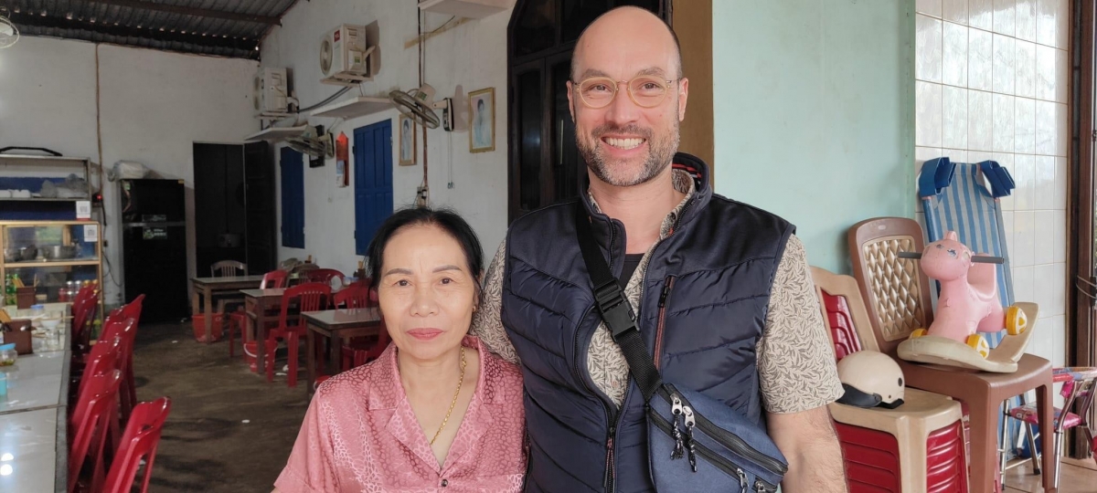 Tôi và người con gái của ông Hoàng Hữu Vinh, lái xe riêng của ông ngoại mình. Cuộc hội ngộ đầy bất ngờ này diễn ra trong một quán ăn nhỏ tại Khe Sanh.