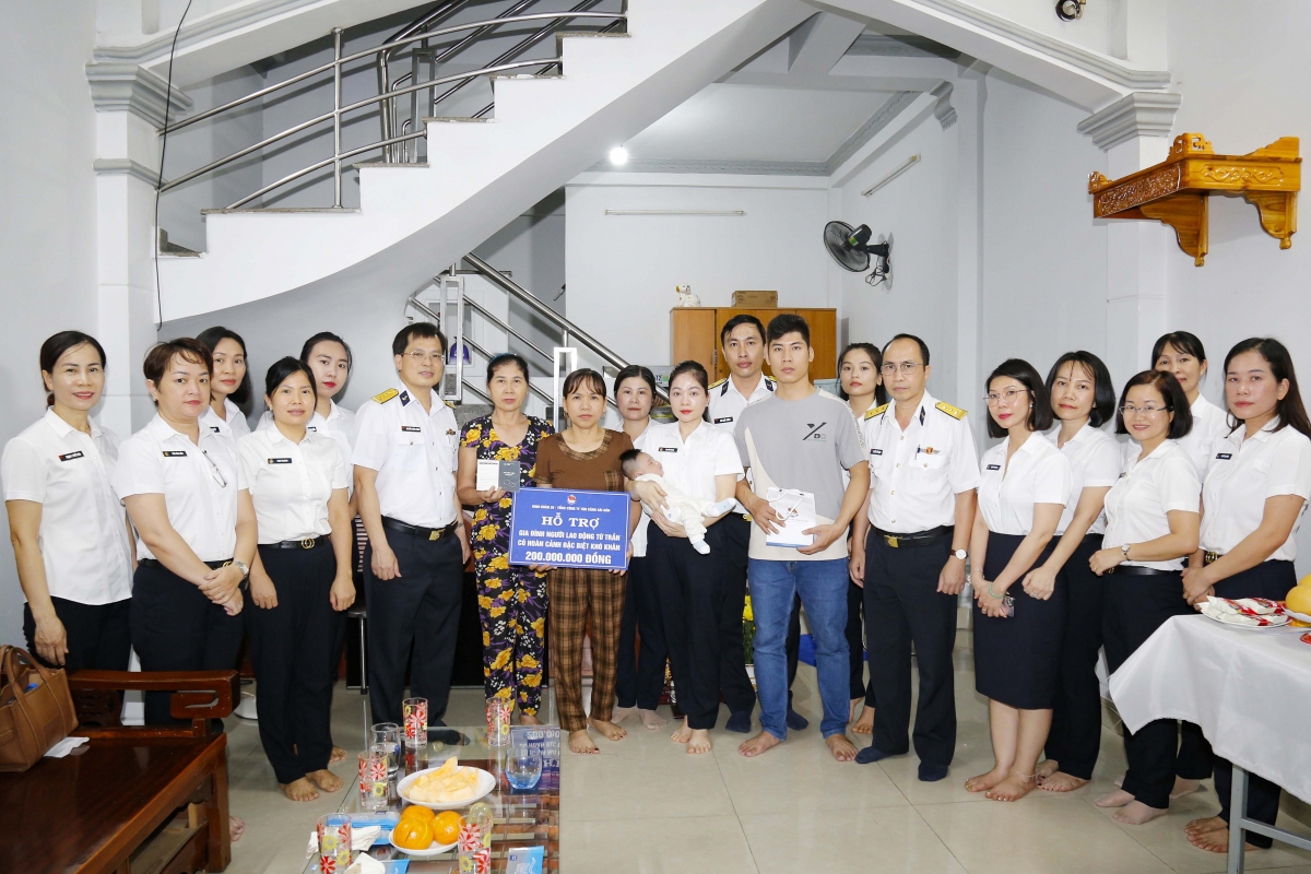 Thủ trưởng Binh đoàn 20 và đại diện các đơn vị trao hỗ trợ cho gia đình anh Lê Văn Cảnh