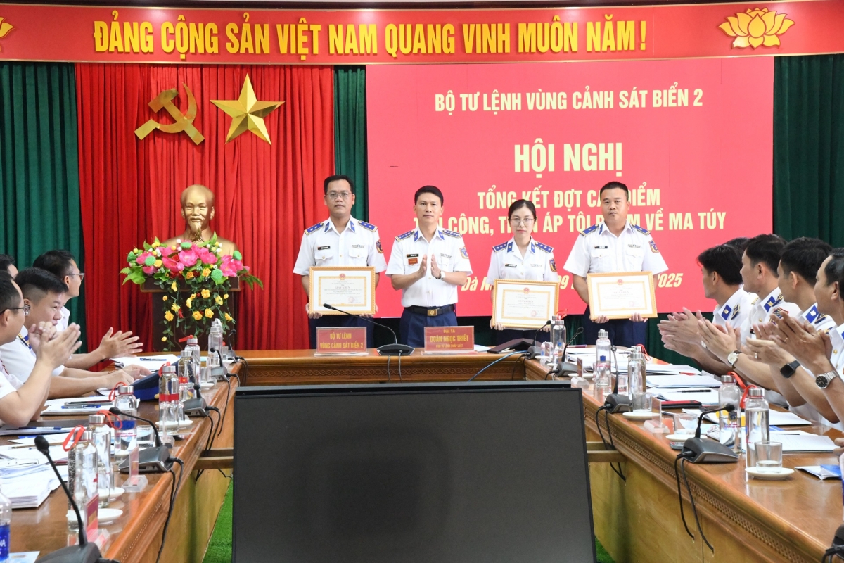 Đại tá Doãn Ngọc Triết, Phó tư lệnh Pháp luật Vùng Cảnh sát biển 2 khen thưởng các tập thể, cá nhân có nhiều thành tích trong đợt cao điểm đấu tranh trấn áp tội phạm ma túy