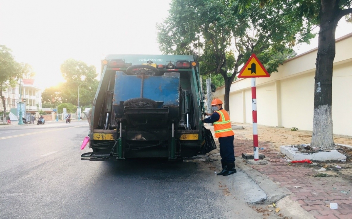 (Ảnh: Người dân mong muốn các đơn vị thu gom rác đã phân loại thì tiếp tục phân loại rác tại xe)