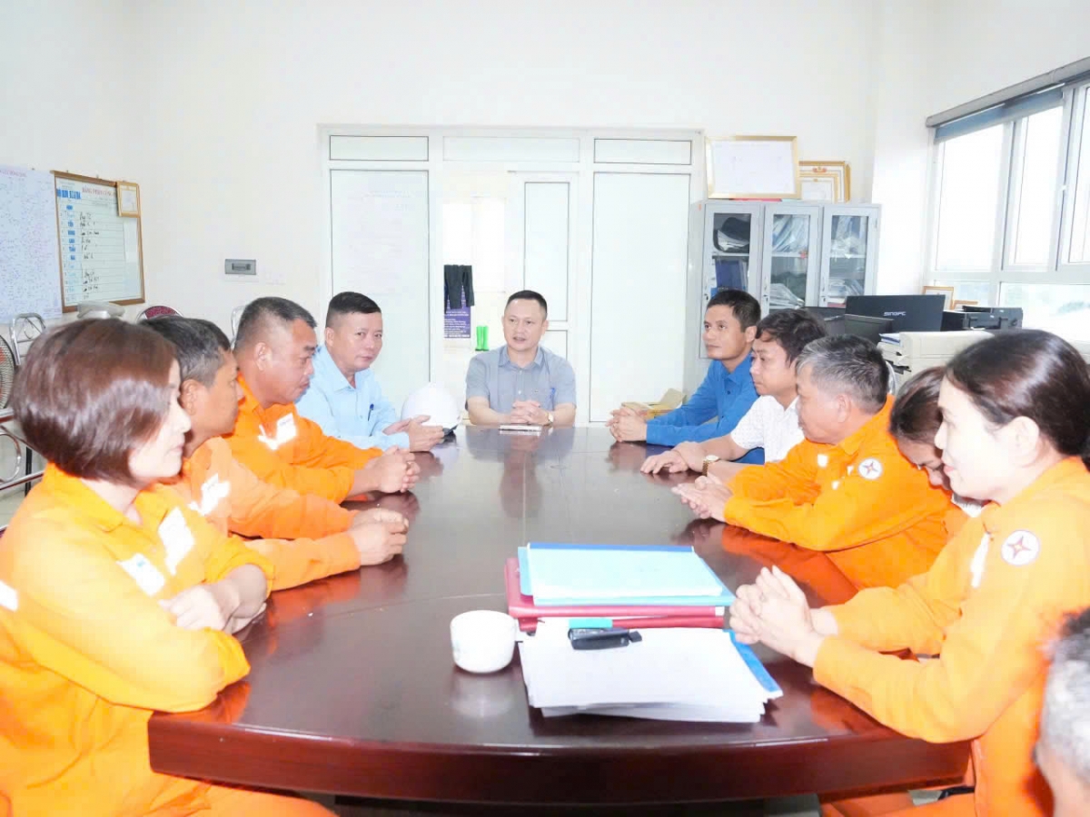 Giám đốc PC Thanh Hóa Hoàng Hải họp chỉ đạo phương án khắc phục lưới điện sau bão số 3 WIPHA