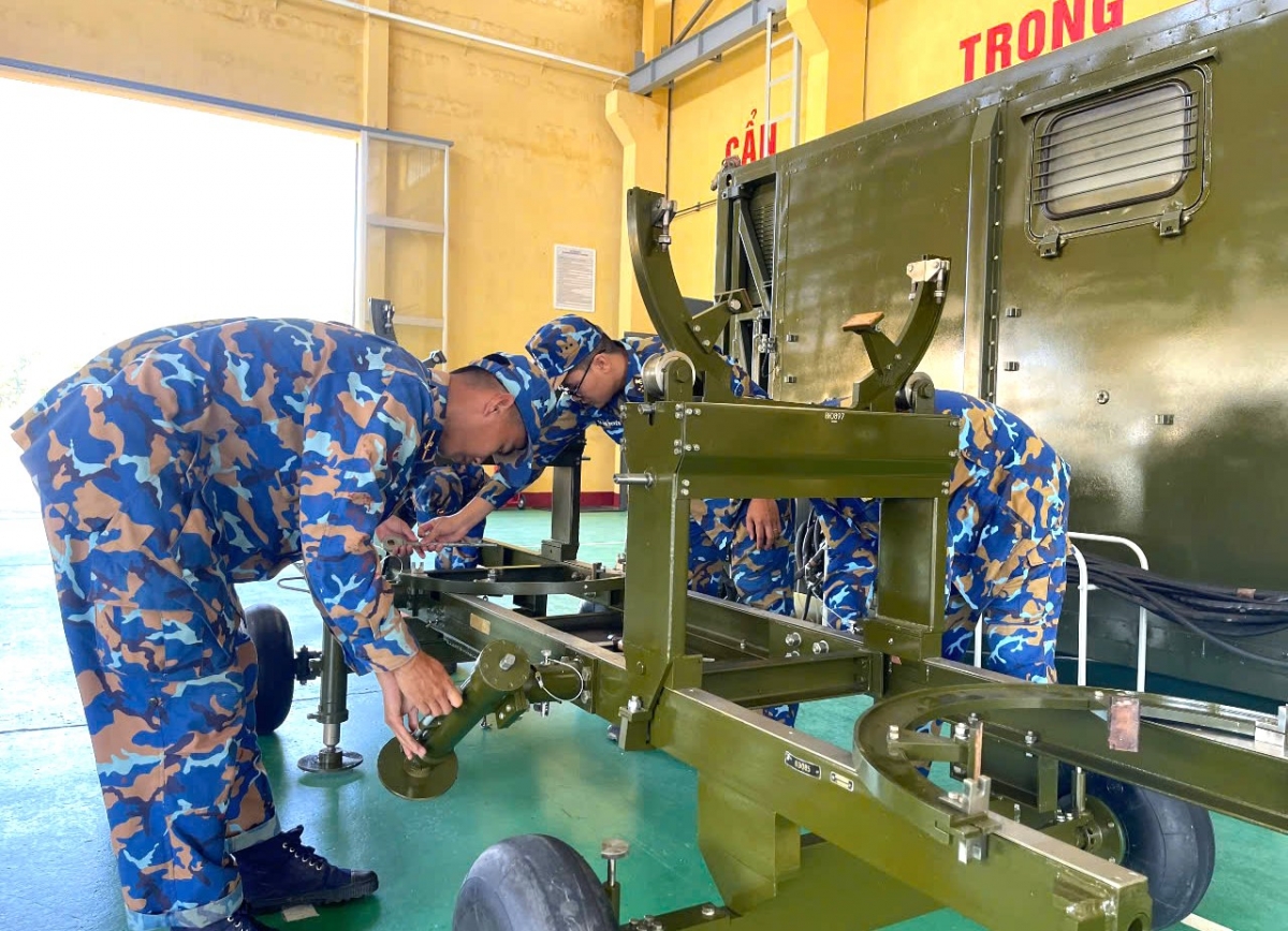 Đoàn viên xung kích trong bảo quản, bảo dưỡng trang bị, kỹ thuật