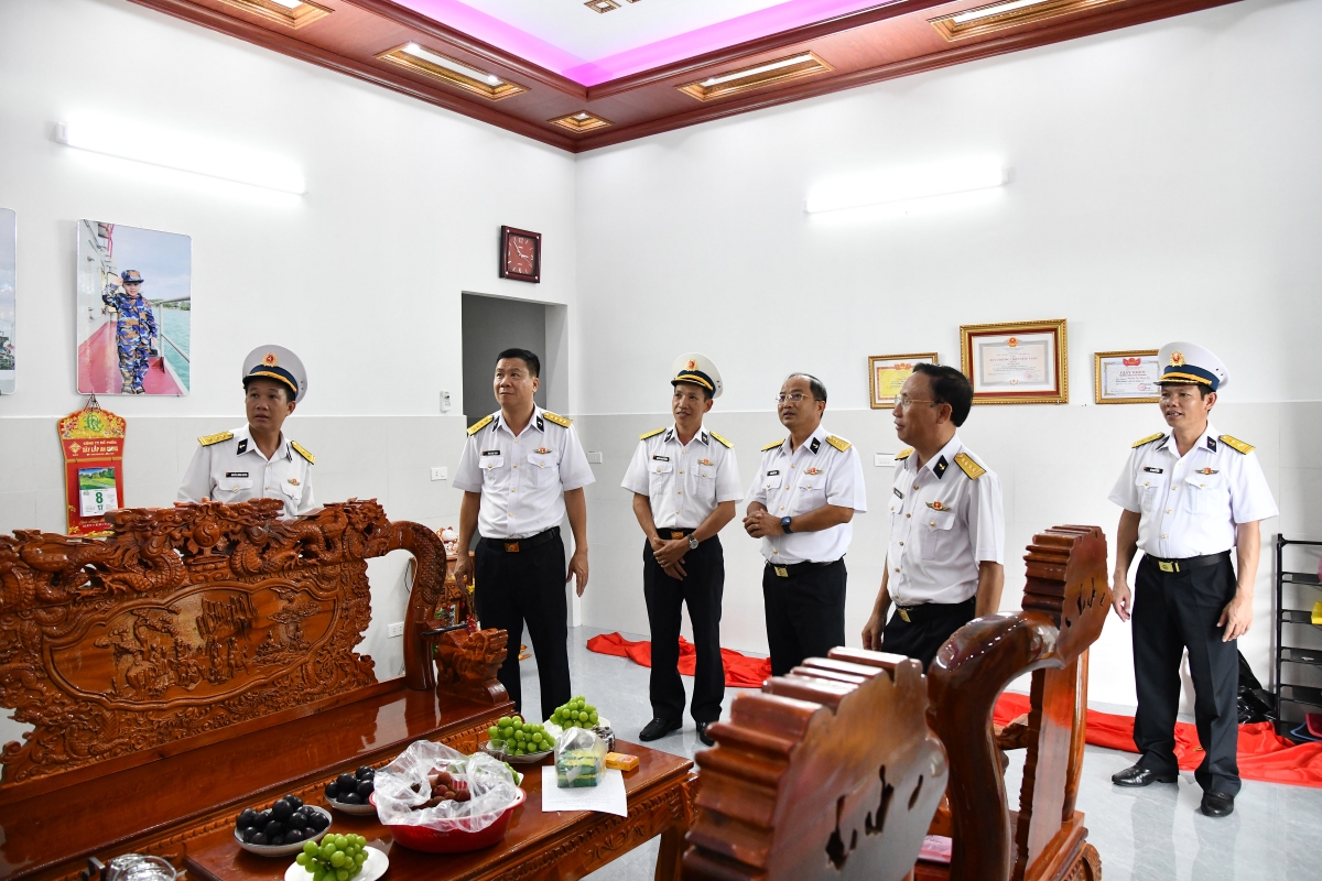 Các đại biểu tham quan căn nhà của gia đình Trung úy Quân nhân chuyên nghiệp Đào Ngọc Huấn