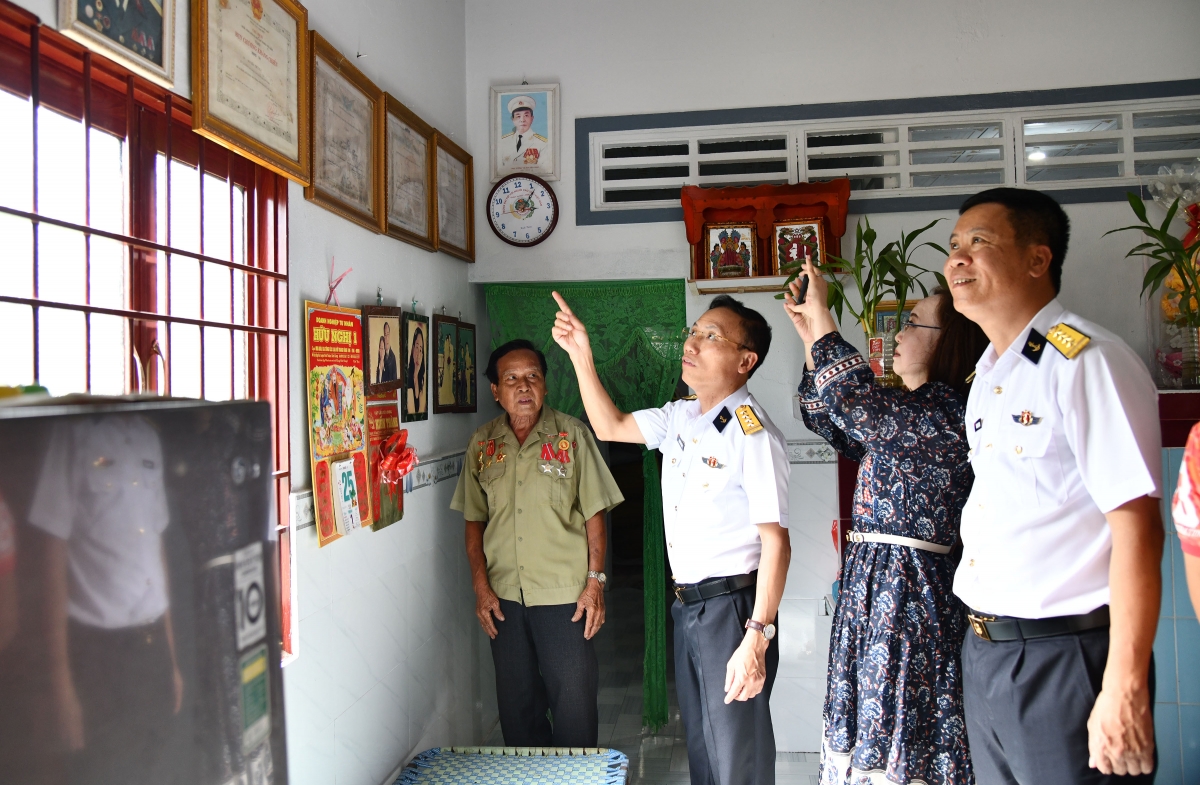 Các đại biểu tham quan căn nhà tình nghĩa trong lễ bàn giao