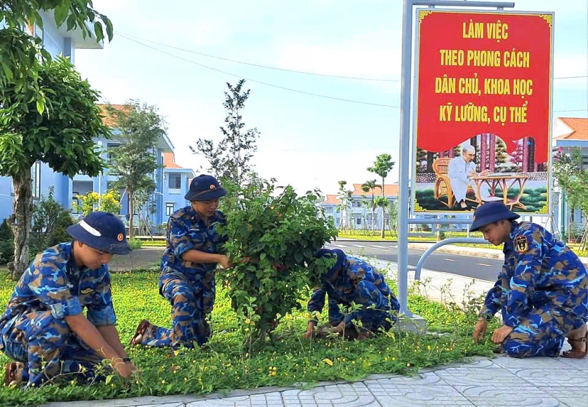 Cán bộ, đoàn viên Trung tâm Bảo đảm Kỹ thuật chăm sóc cảnh quan khuôn viên đơn vị
