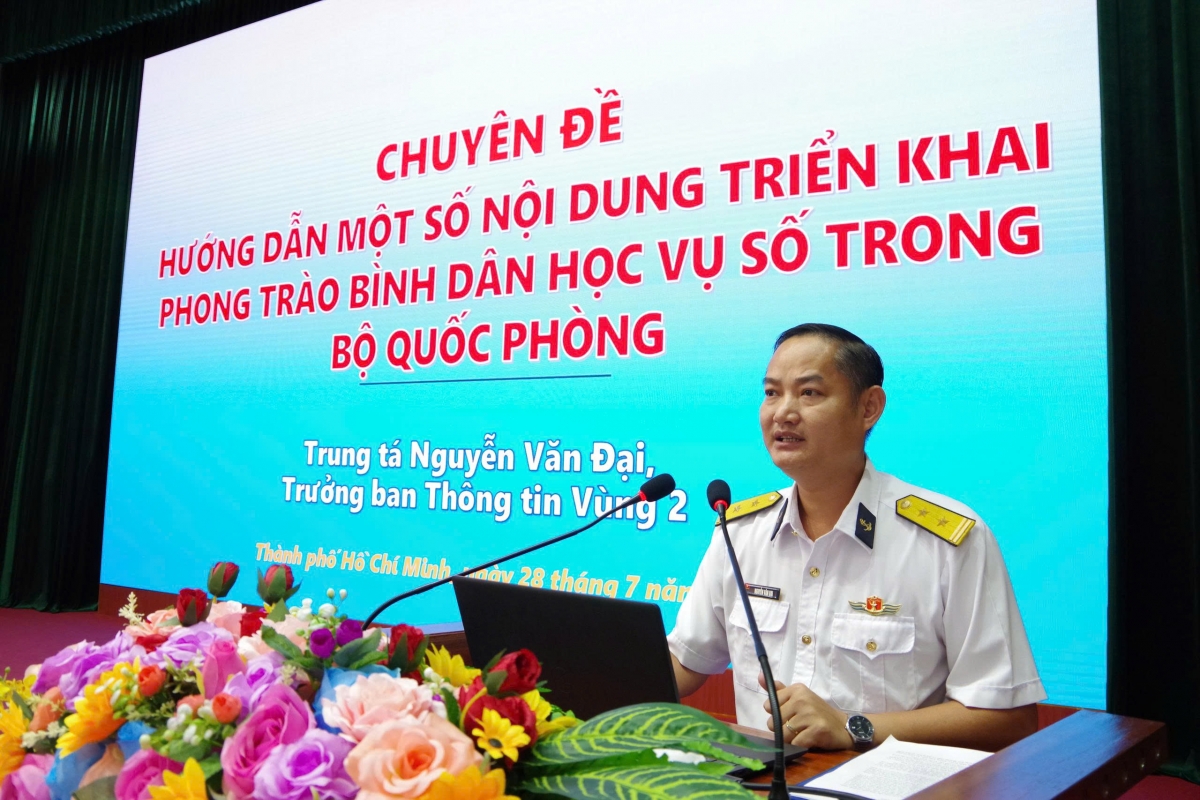 Cán bộ tập huấn hướng dẫn một số nền tảng phục vụ phong trào bình dân học vụ số