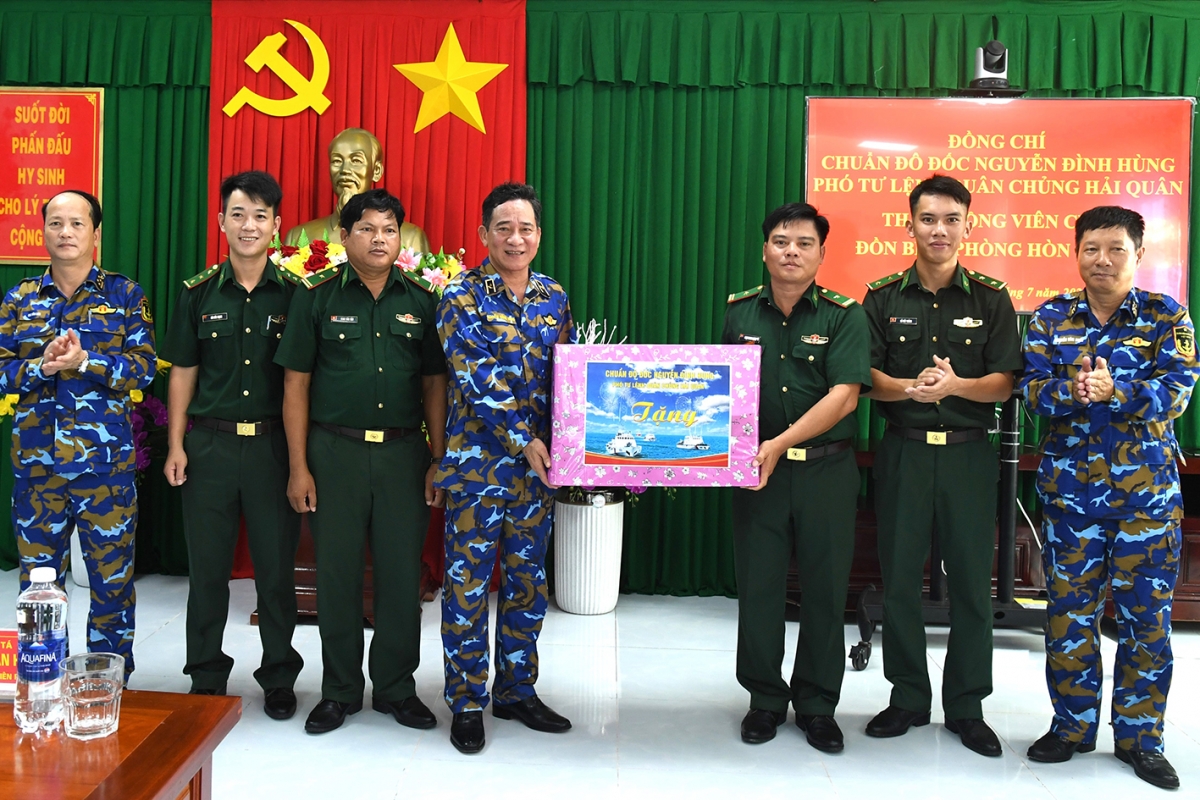 Chuẩn Đô đốc Nguyễn Đình Hùng tặng quà Đồn Biên phòng Hòn Chuối