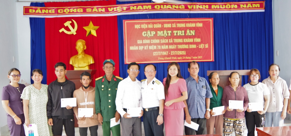 Đại diện lãnh đạo Học viện tặng quà đối tượng chính sách tại xã Trung Khánh Vĩnh, tỉnh Khánh Hòa