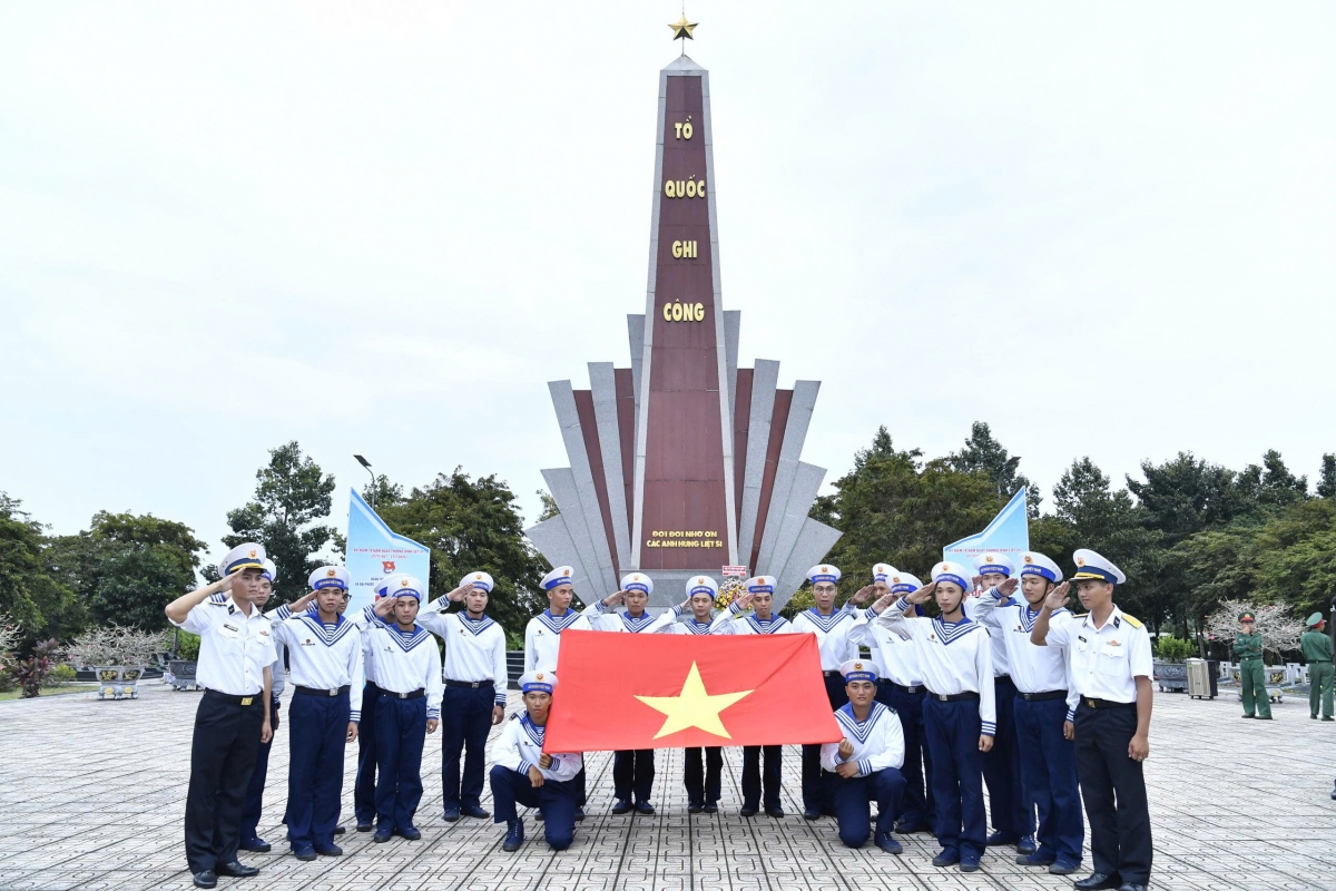 Đây cũng là dịp để giáo dục truyền thống, lý tưởng cách mạng cho thế hệ trẻ