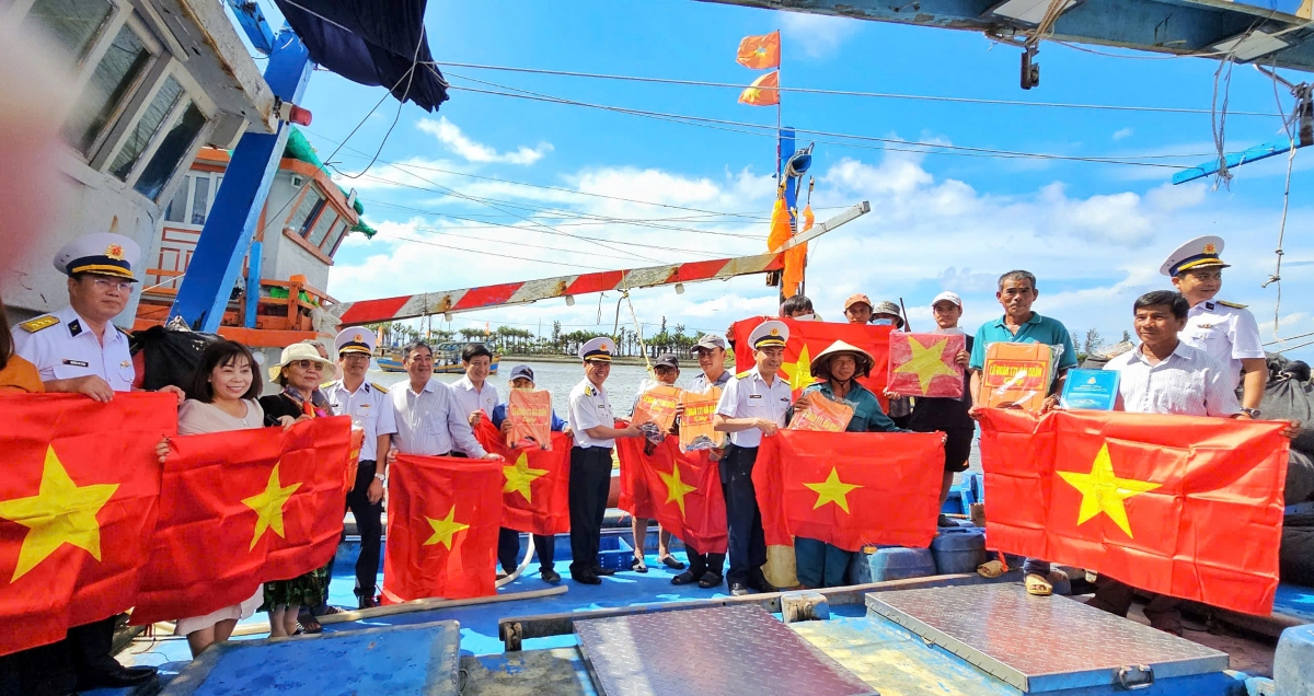 Lữ đoàn 171 tổ chức chương trình “Hải quân làm điểm tựa cho ngư dân vươn khơi bám biển” 