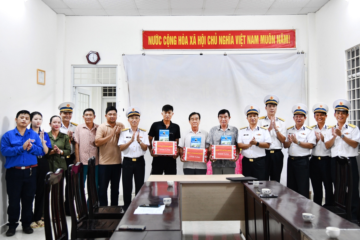 Thủ trưởng Bộ Tư lệnh Vùng 5 Hải quân thăm hỏi, tặng quà tri ân các gia đình chính sách trên địa bàn