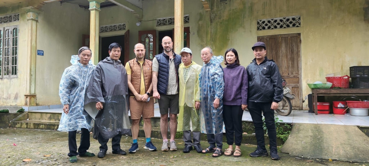 Tôi và bạn đồng hành của mình chụp ảnh cùng người dân địa phương đến viếng và thắp hương tưởng niệm ông ngoại tại ngôi mộ mà họ tìm thấy ở Khe Sanh.