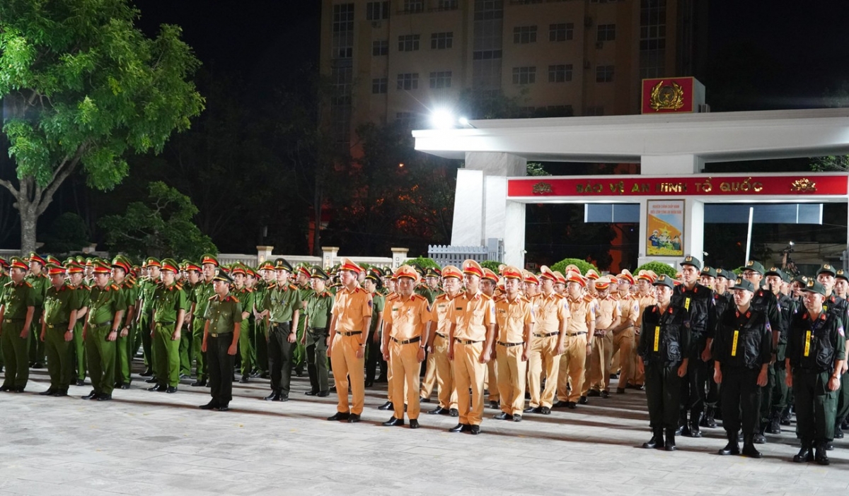 Các lực lượng Công an tỉnh Thanh Hóa trong đội hình ra quân thực hiện nhiệm vụ
