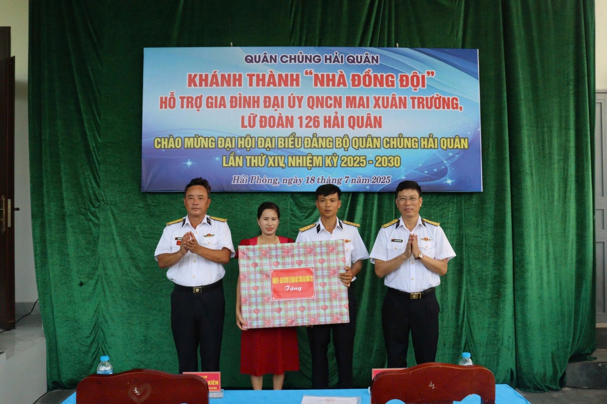 Lãnh đạo Lữ đoàn 126 trao quà cho gia đình quân nhân