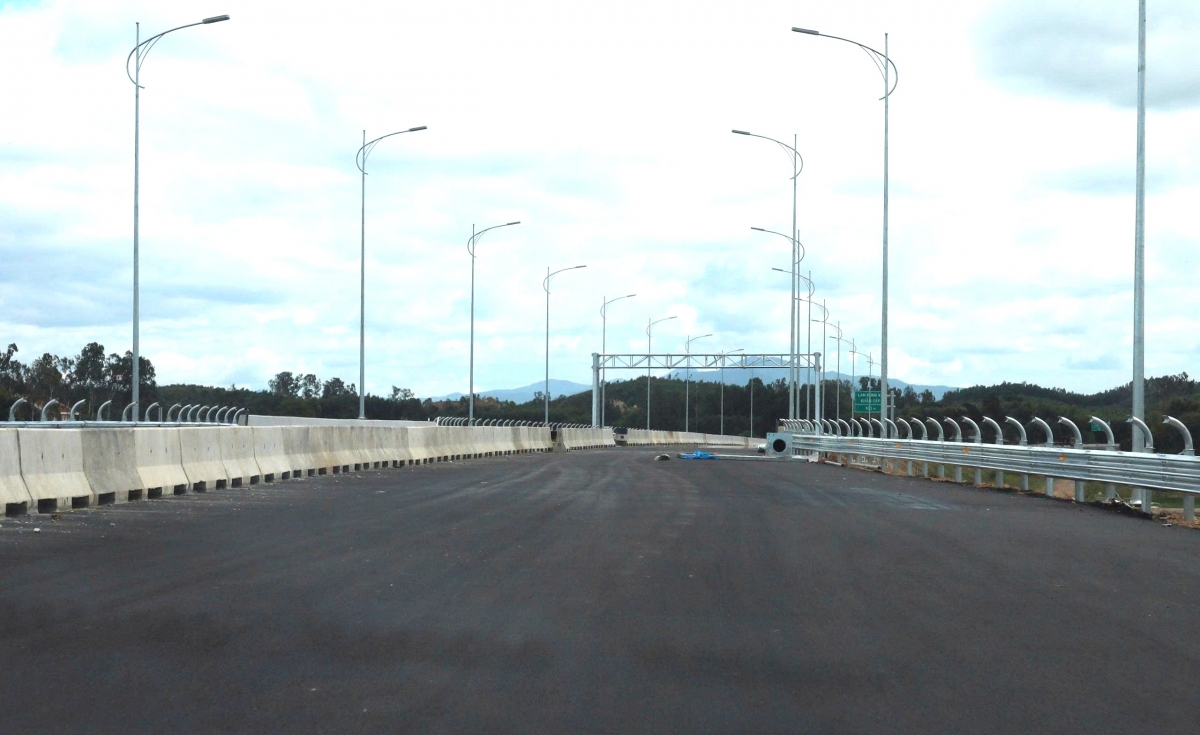 Mặt đường cao tốc Hoài Nhơn - Quy Nhơn.