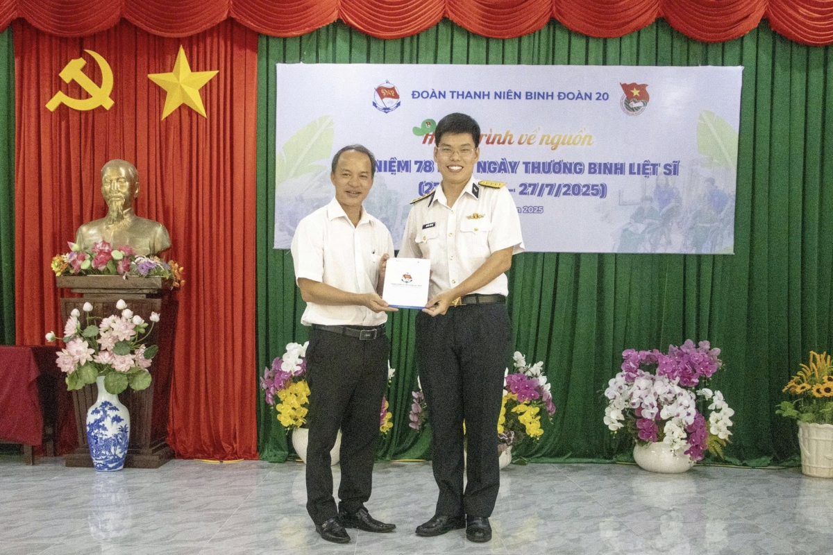 Đại diện Trung tâm Điều dưỡng thương binh và người có công Long Đất tiếp nhận quà tặng của tuổi trẻ Binh đoàn 20