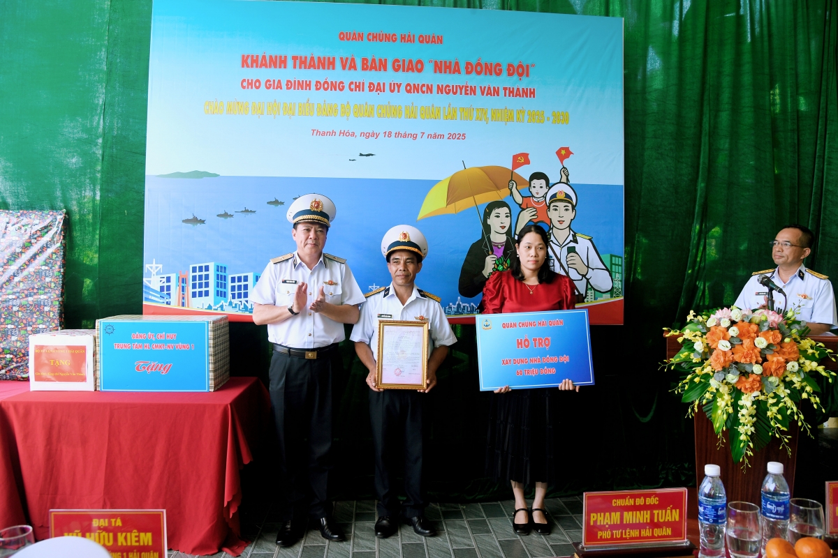 Chuẩn Đô đốc Phạm Minh Tuấn trao quyết định tặng Nhà đồng đội cho gia đình đồng chí Thành