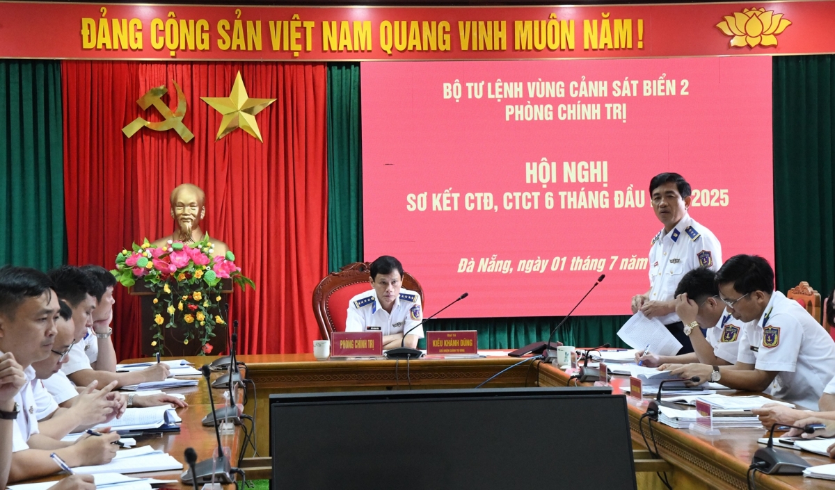 Thượng tá Hoàng Quốc Đạt, Phó Tư lệnh quân sự, Bộ Tư lệnh Vùng Cảnh sát biển 2 phá biểu chỉ đạo tại hội nghị