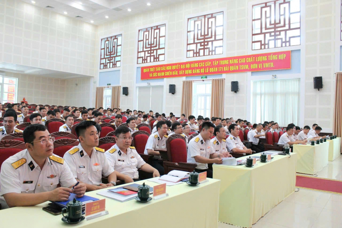 Các đại biểu dự phát động thi đua