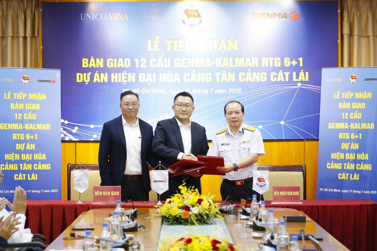 Đại diện đối tác trao biên bản bàn giao 12 cẩu khung Genma - Kalmar RTG6+1 cho Tân Cảng Sài Gòn