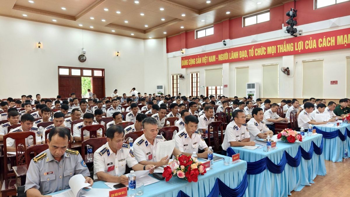 Đại biểu và đại diện thí sinh tham dự khai mạc.