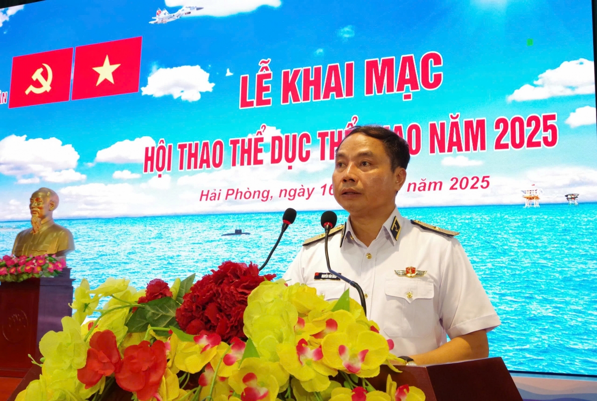 Chuẩn đô đốc Nguyễn Văn Bách, Phó Tư lệnh, Tham mưu trưởng quân chủng Hải quân phát biểu khai mạc Hội thao