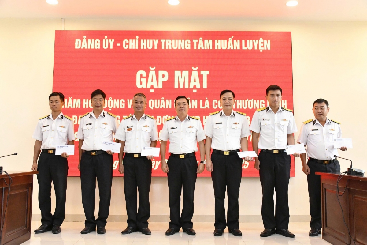 Trung tâm Huấn luyện Vùng 2 Hải quân đã tổ chức buổi gặp mặt thân mật, thăm hỏi, tặng quà cho quân nhân là con thương binh đang công tác tại đơn vị