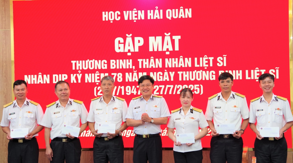 Đại diện lãnh đạo Học viện Hải quân dâng hương tưởng niệm các anh hùng liệt sĩ tàu 235 thuộc “Đoàn tàu không số” tại phường Đông Ninh Hòa, tỉnh Khánh Hòa