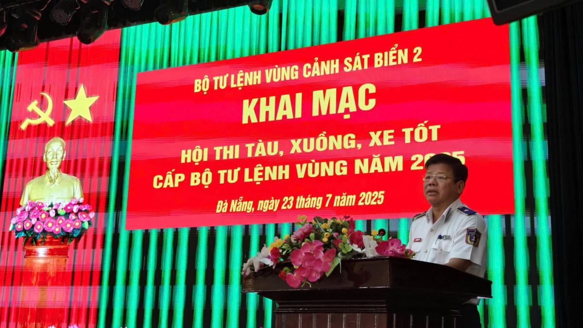 Đồng chí Thiếu tướng Trần Quang Tuấn, Tư lệnh Vùng Cảnh sát biển 2 phát biểu khai mạc Hội thi.