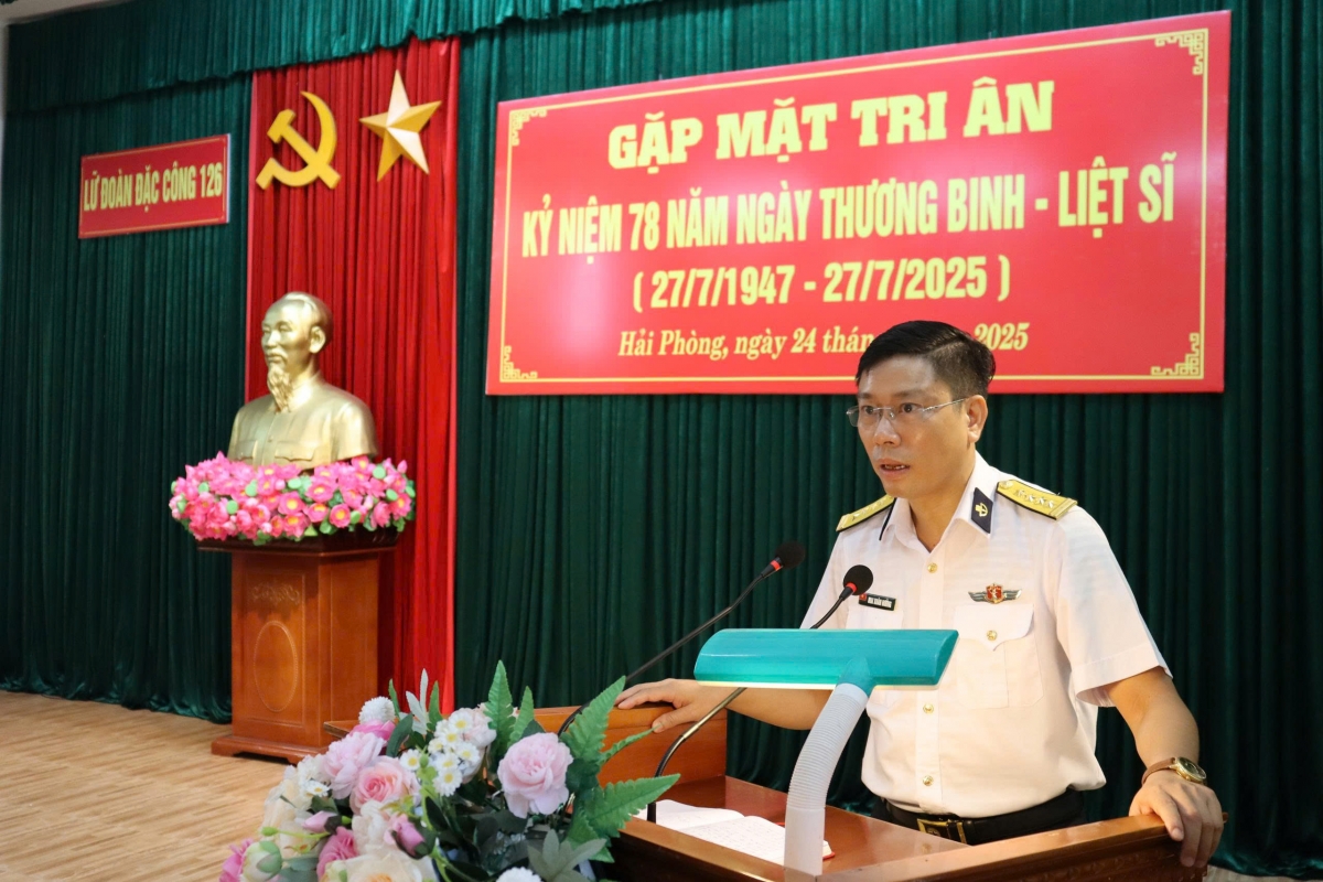 Đại tá Mai Xuân Hưởng, Bí thư Đảng ủy Chính ủy Lữ đoàn phát biểu tại buổi gặp tri ân