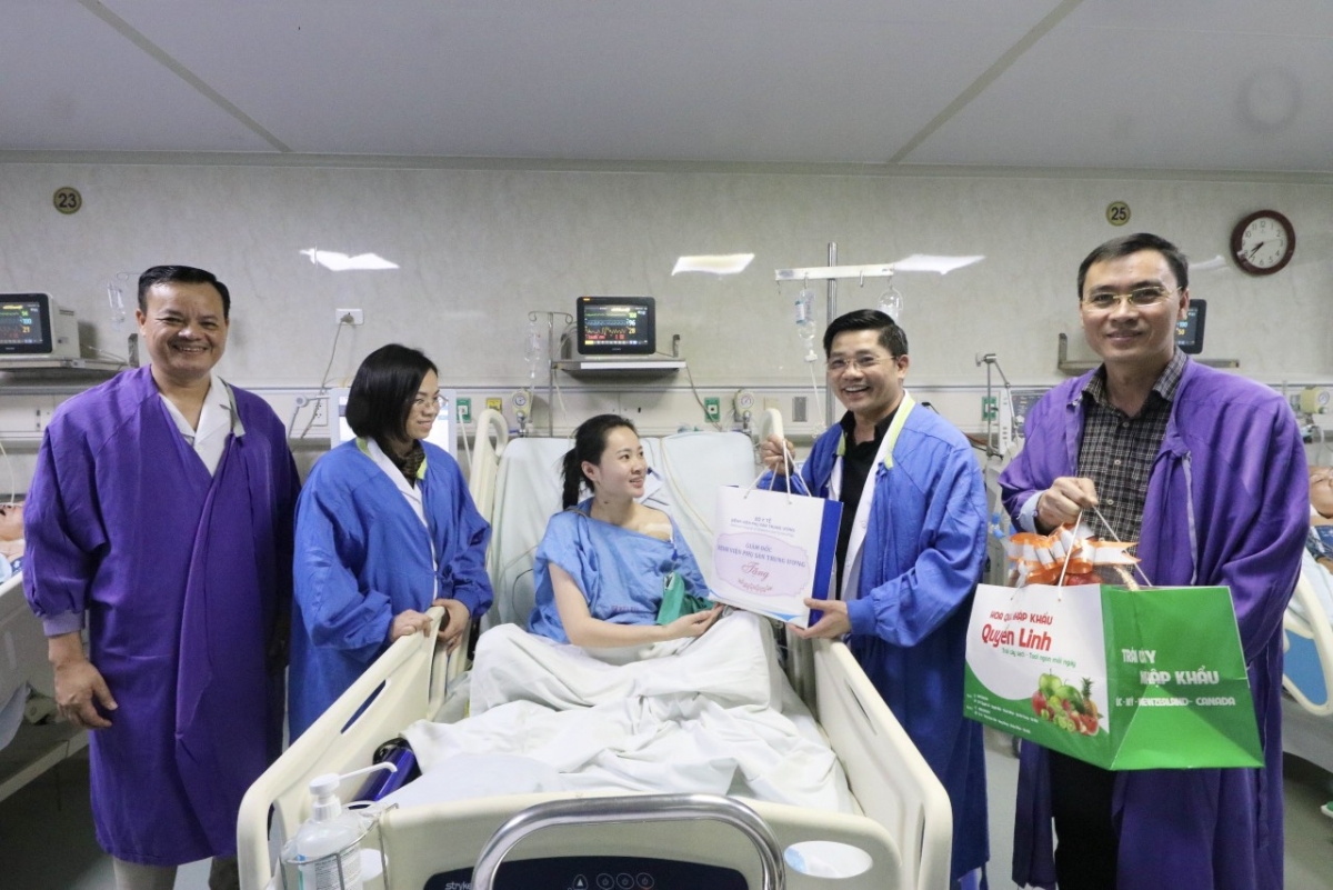 Các thầy thuốc BV luôn quan tâm, chăm lo sức khỏe cho bà mẹ, trẻ em điều trị tại BV