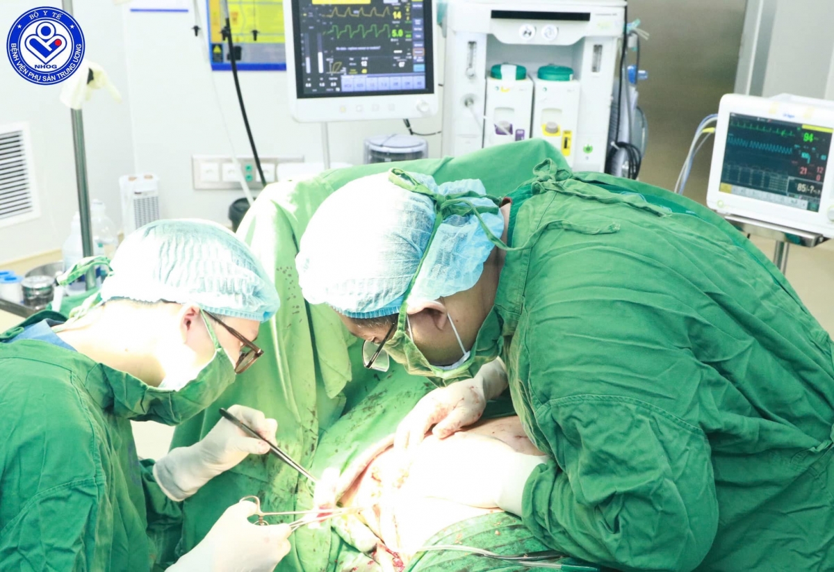 Các bác sỹ BV Phụ sản Trung ương phẫu thuật ung thư cho người bệnh