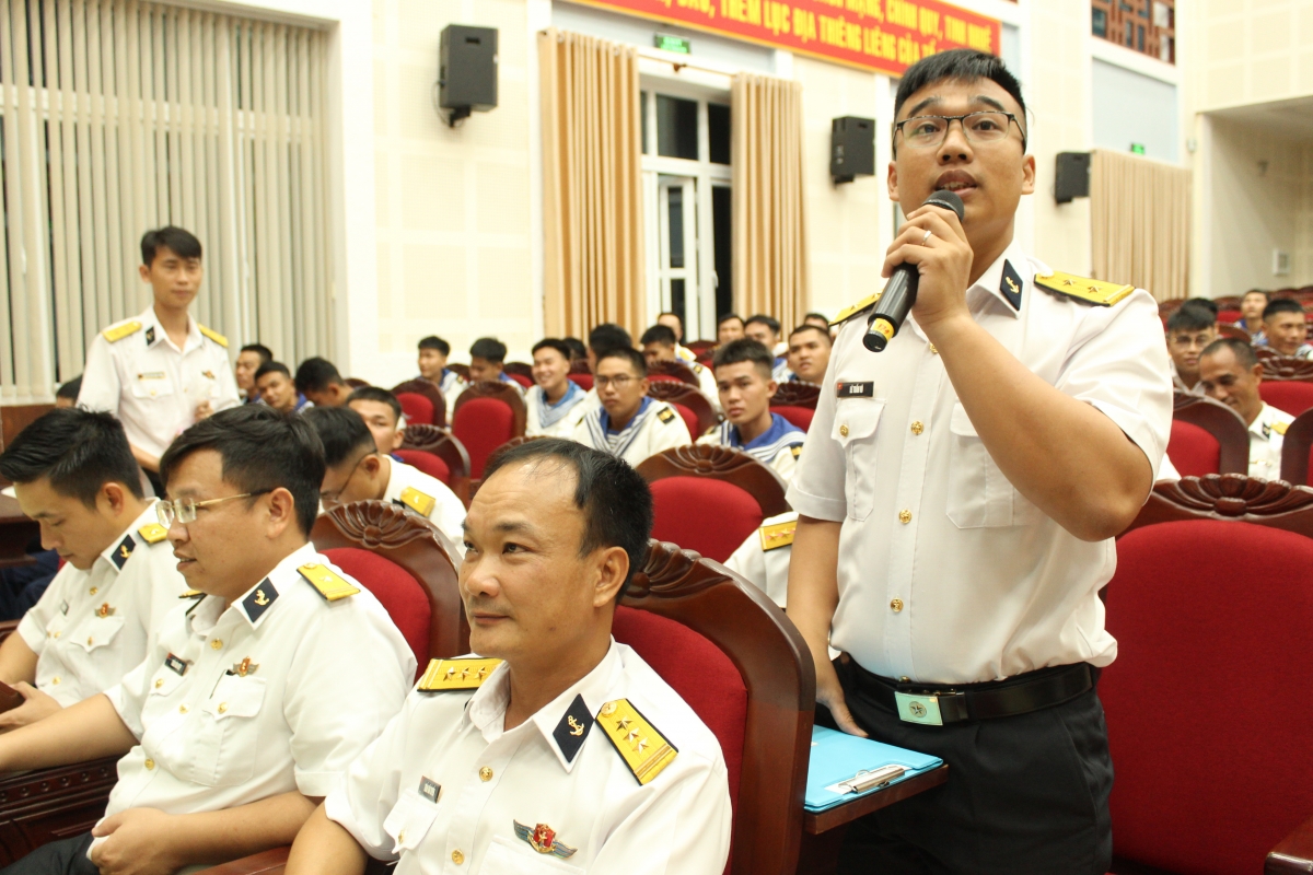Cán bộ, chiến sĩ thảo luận tại diễn đàn
