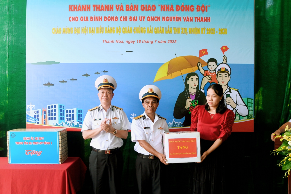 Thủ trưởng Bộ Tư lệnh Vùng 1 tặng quà gia đình đồng chí Thành