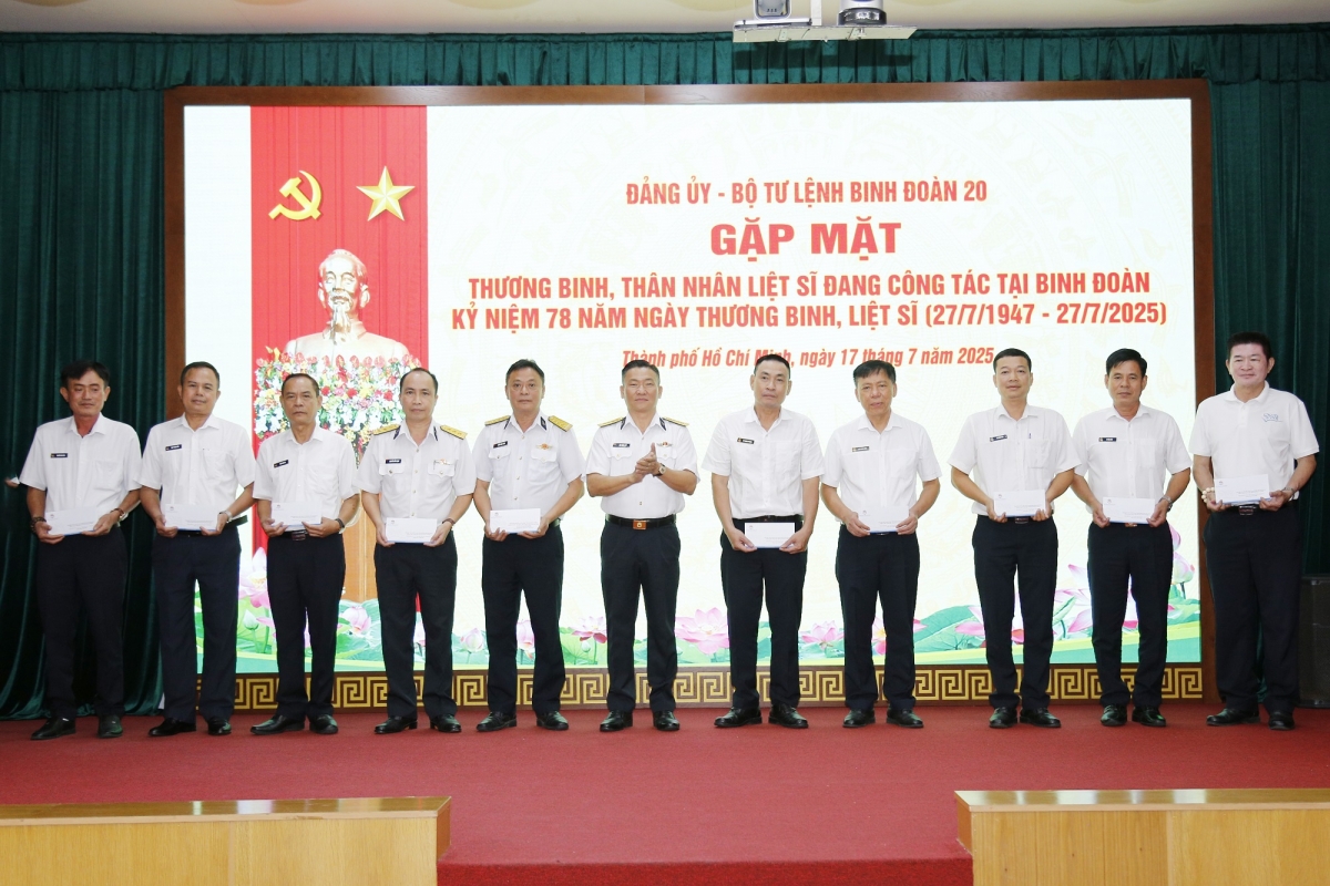 Đại tá Bùi Văn Quỳ tặng quà cho các đồng chí thương binh, con liệt sĩ